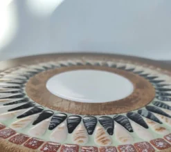 Plateau, dessous de plat brutaliste en bois et mosaïque