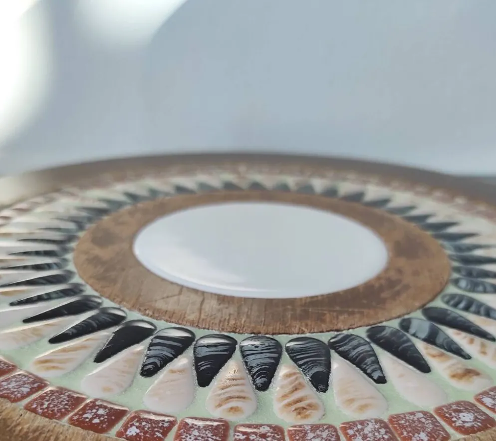 Plateau, dessous de plat brutaliste en bois et mosaïque