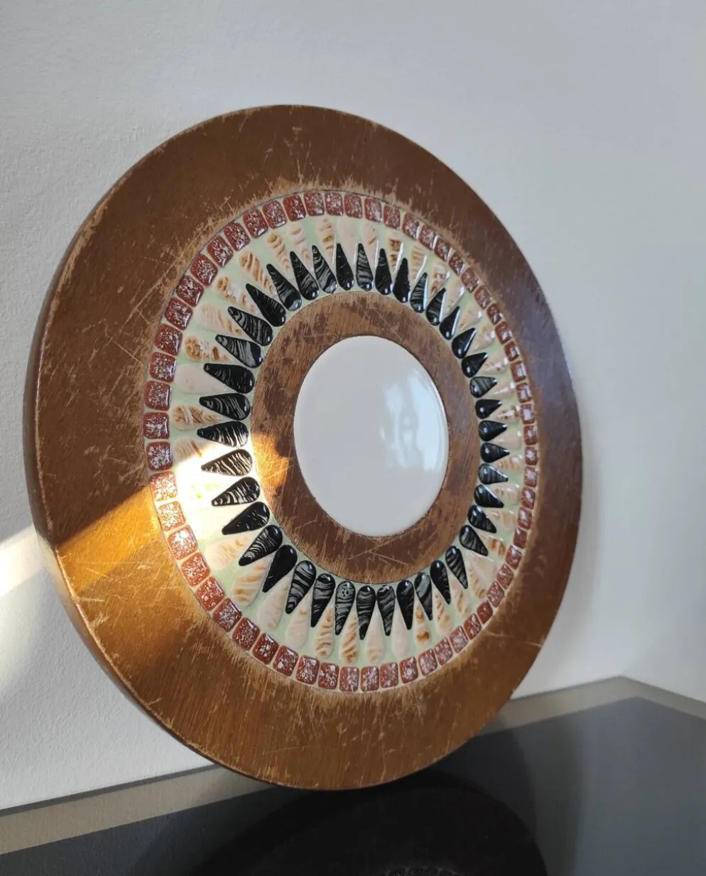 Plateau, dessous de plat brutaliste en bois et mosaïque