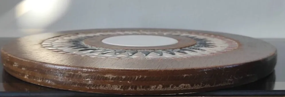 Plateau, dessous de plat brutaliste en bois et mosaïque