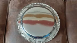 Plateau en métal de couleur argentée