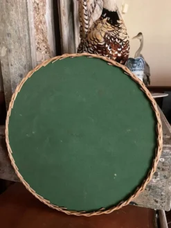 Plateau en rotin vintage plume de paon