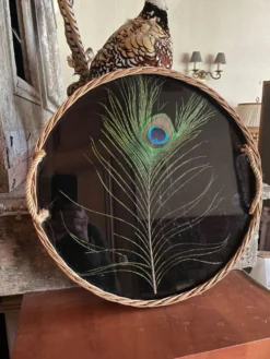 Plateau en rotin vintage plume de paon