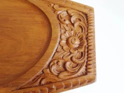 Plateau en teck sculpté à la main