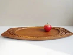 Plateau en teck sculpté à la main