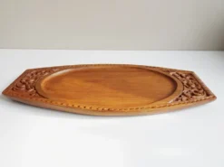 Plateau en teck sculpté à la main
