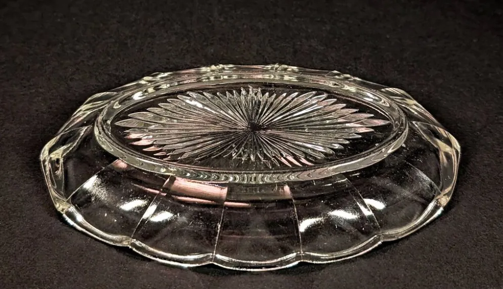 Plateau en verre pressé à décor étoilé – Art Déco – (Colonial)