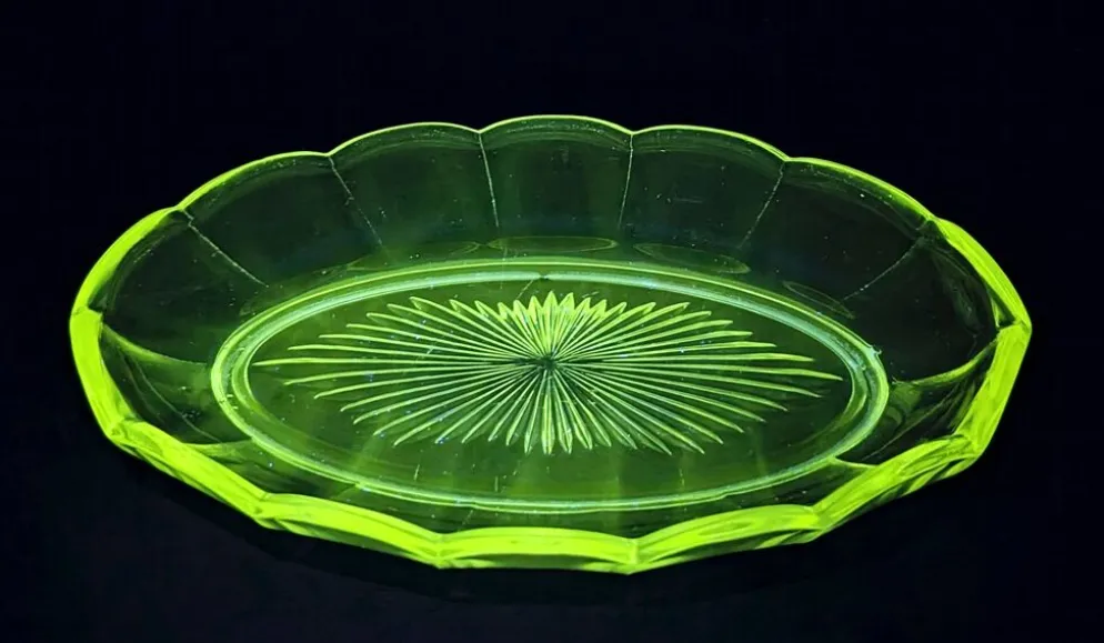 Plateau en verre pressé à décor étoilé – Art Déco – (Colonial)
