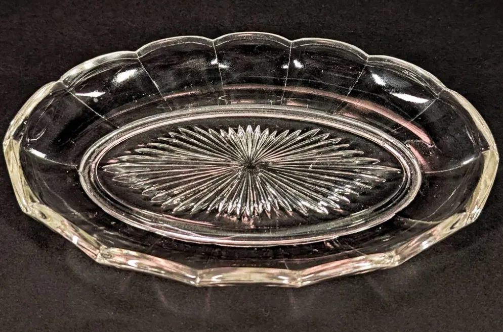 Plateau en verre pressé à décor étoilé – Art Déco – (Colonial)
