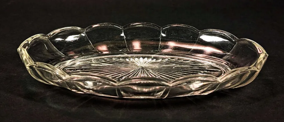 Plateau en verre pressé à décor étoilé – Art Déco – (Colonial)
