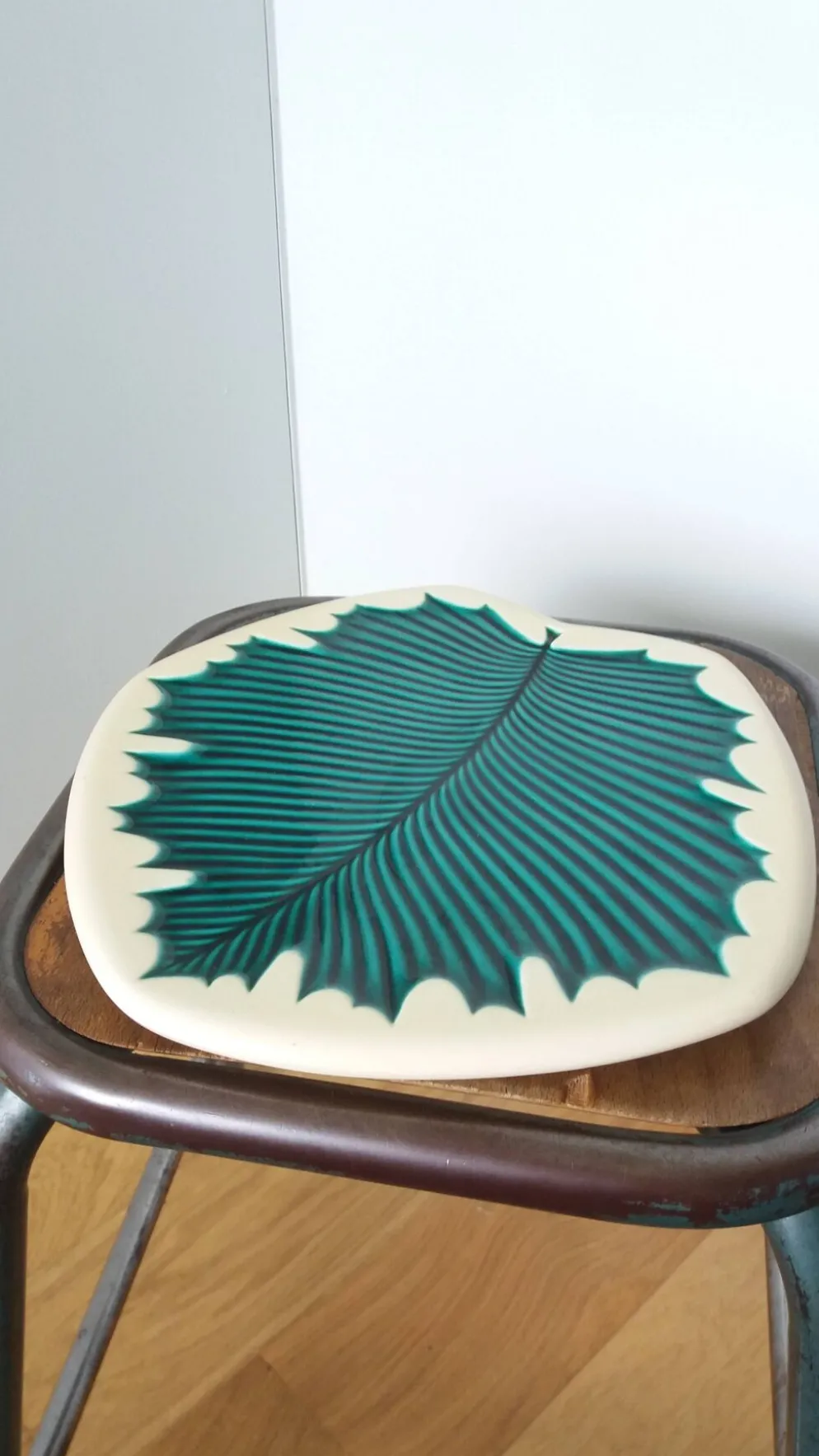 Plateau feuille Verceram modèle 4675, années 50