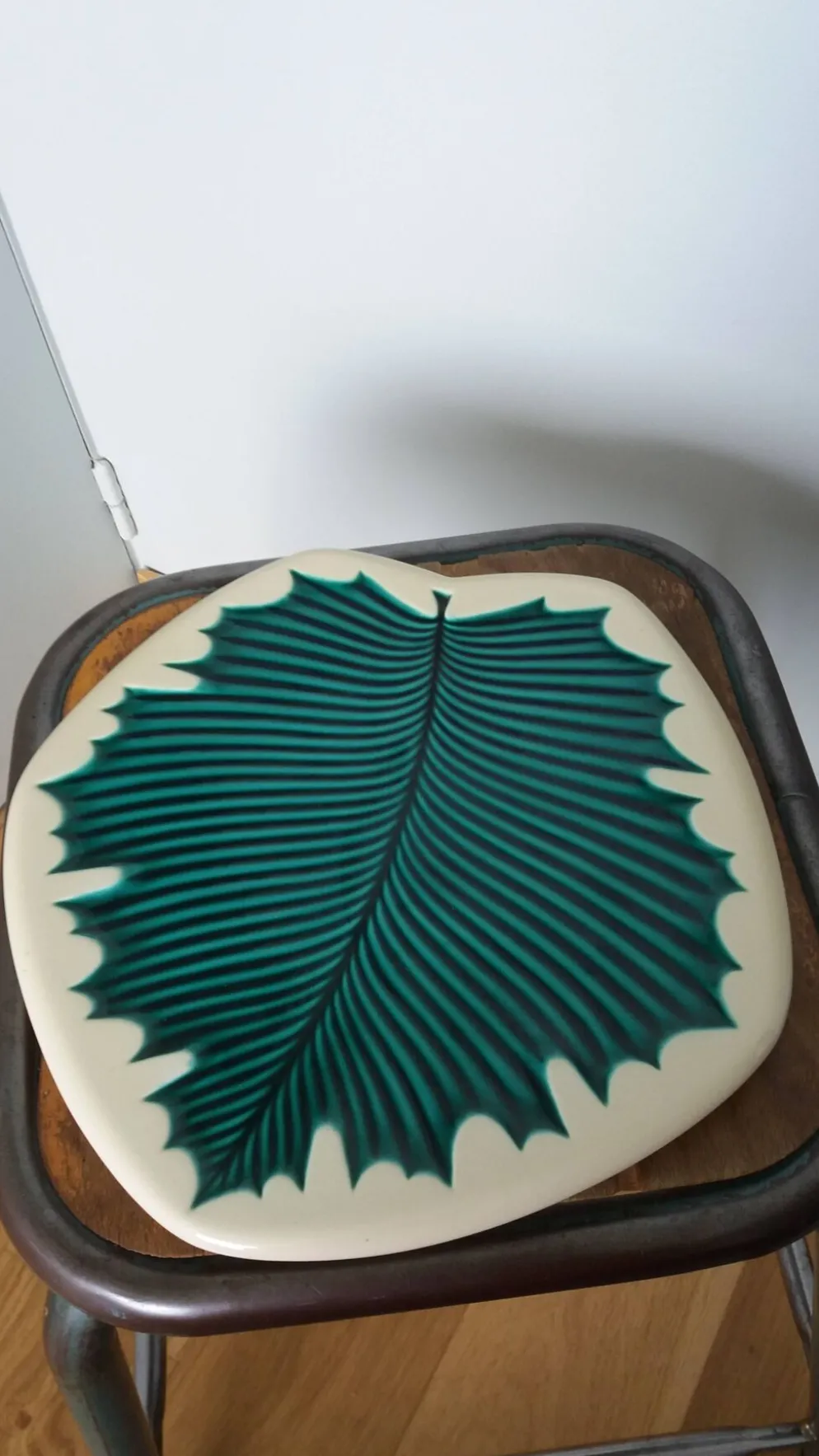 Plateau feuille Verceram modèle 4675, années 50