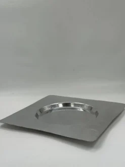 Plateau moderniste minimaliste carré en acier inoxydable avec puits rond central
