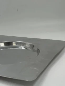 Plateau moderniste minimaliste carré en acier inoxydable avec puits rond central