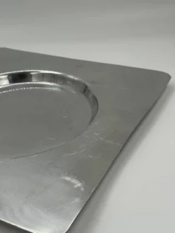 Plateau moderniste minimaliste carré en acier inoxydable avec puits rond central