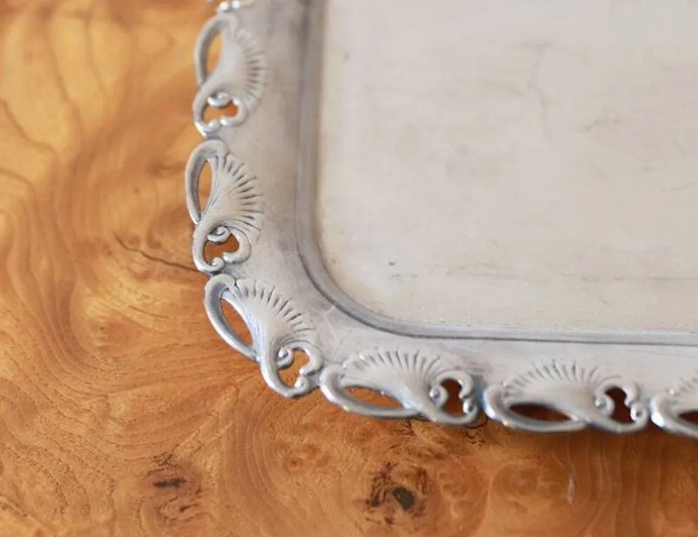 Plateau métal argenté travaillé