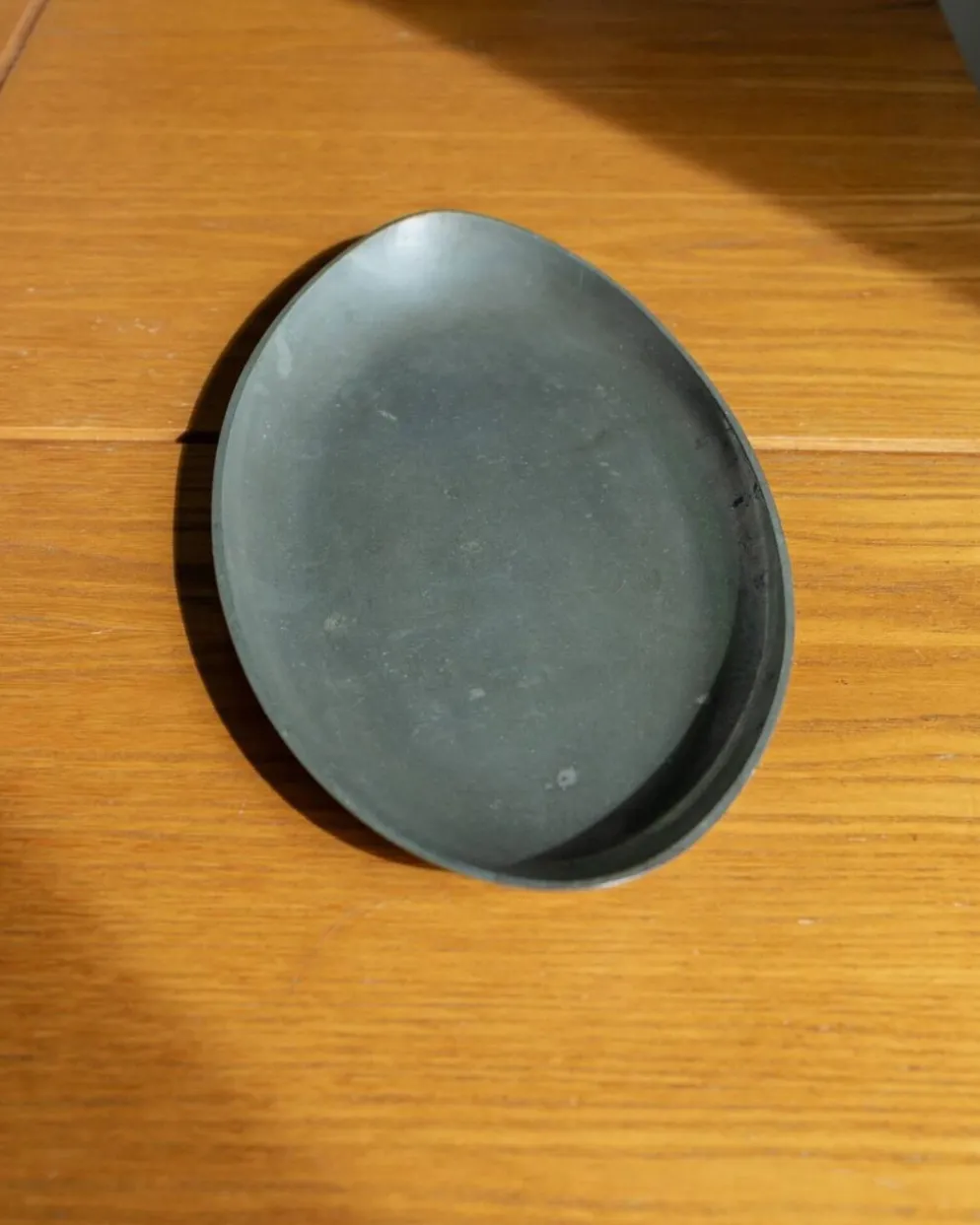 Plateau ovale vintage en étain par Just Andersen - décoration de table - Art déco Danemark - années 1930