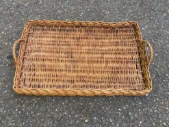 Plateau petit déjeuner en rotin et osier tressé