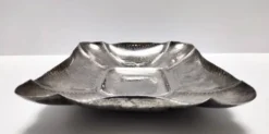Plateau rectangulaire en métal argenté embossé / Centre de table par Olri, Italie