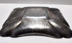 Plateau rectangulaire en métal argenté embossé / Centre de table par Olri, Italie