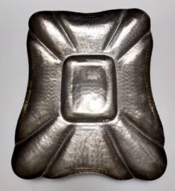 Plateau rectangulaire en métal argenté embossé / Centre de table par Olri, Italie