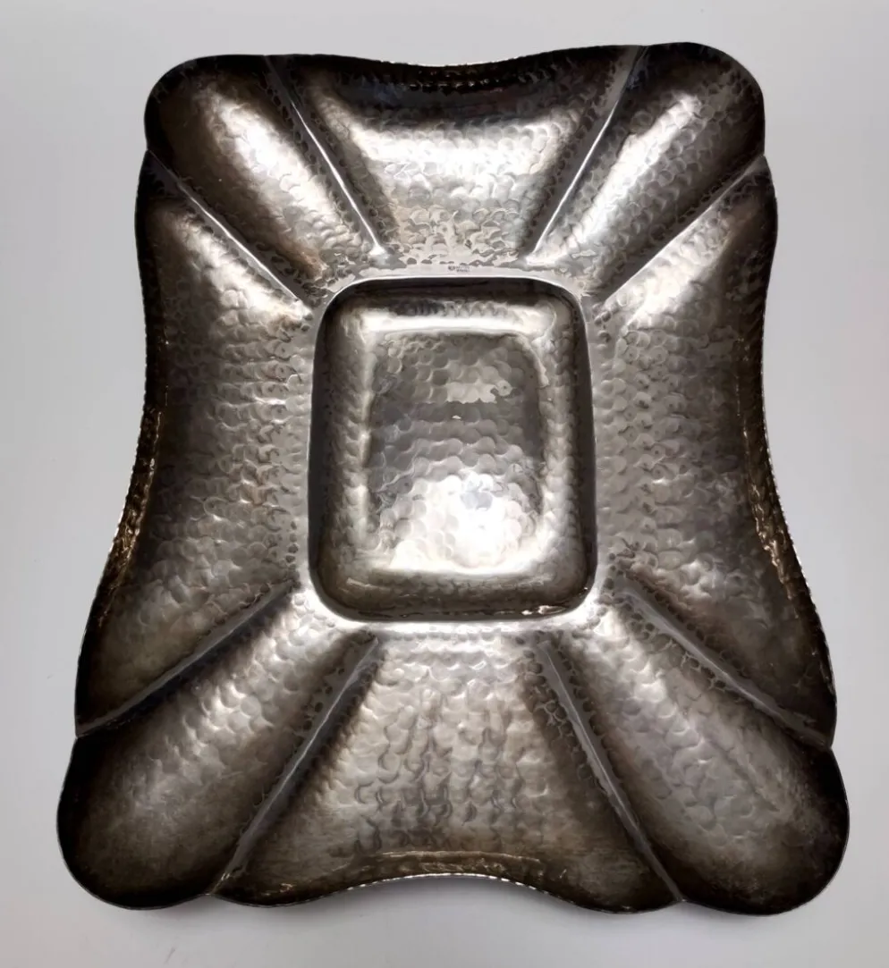 Plateau rectangulaire en métal argenté embossé / Centre de table par Olri, Italie