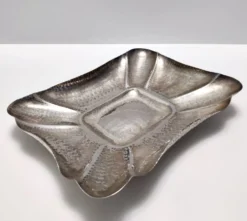 Plateau rectangulaire en métal argenté embossé / Centre de table par Olri, Italie
