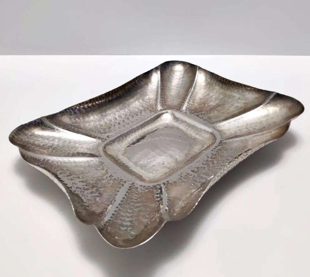 Plateau rectangulaire en métal argenté embossé / Centre de table par Olri, Italie
