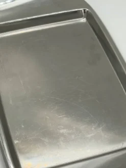 Plateau rectangulaire vintage en acier inoxydable avec rebord surélevé