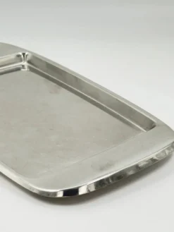 Plateau rectangulaire vintage en acier inoxydable avec rebord surélevé