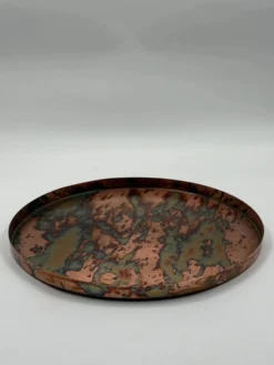 Plateau rond en cuivre patiné, finition texturée