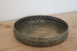 Plateau rond en métal doré patiné à bordure ajourée