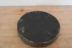 Plateau rond en métal doré patiné à bordure ajourée