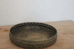 Plateau rond en métal doré patiné à bordure ajourée