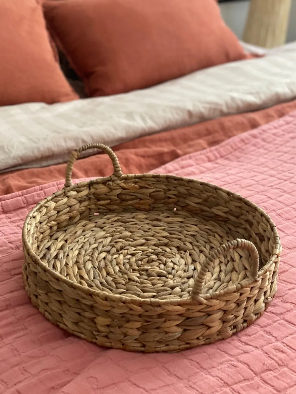 Plateau rond en rotin tressé vintage
