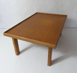 plateau sur pied en bois