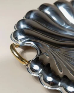 Plateau vintage en acier inoxydable - forme coquillage poli avec détails dorés - Becchetti Design Italie années 1980 - idée cadeau élégante, décoration de table