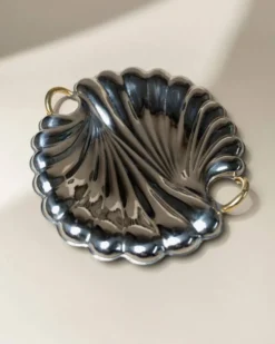 Plateau vintage en acier inoxydable - forme coquillage poli avec détails dorés - Becchetti Design Italie années 1980 - idée cadeau élégante, décoration de table