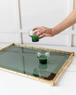 Plateau vintage en bambou doré - plaqué or avec verre fumé - design bambou - Hollywood Regency - années 1960