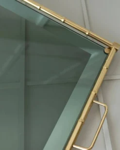 Plateau vintage en bambou doré - plaqué or avec verre fumé - design bambou - Hollywood Regency - années 1960