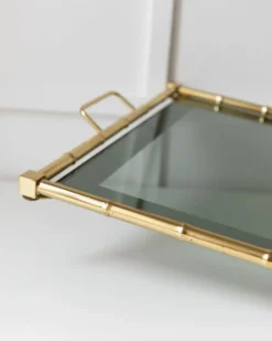 Plateau vintage en bambou doré - plaqué or avec verre fumé - design bambou - Hollywood Regency - années 1960