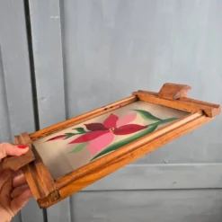 Plateau vintage en bois & verre peint à la main – Fleur stylisée signée Janette