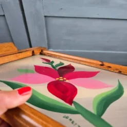 Plateau vintage en bois & verre peint à la main – Fleur stylisée signée Janette