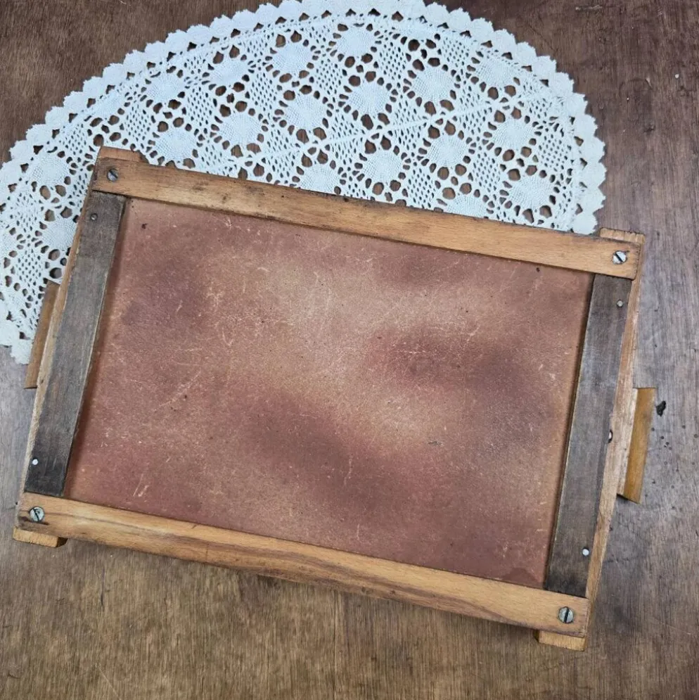 Plateau vintage en bois & verre peint à la main – Fleur stylisée signée Janette