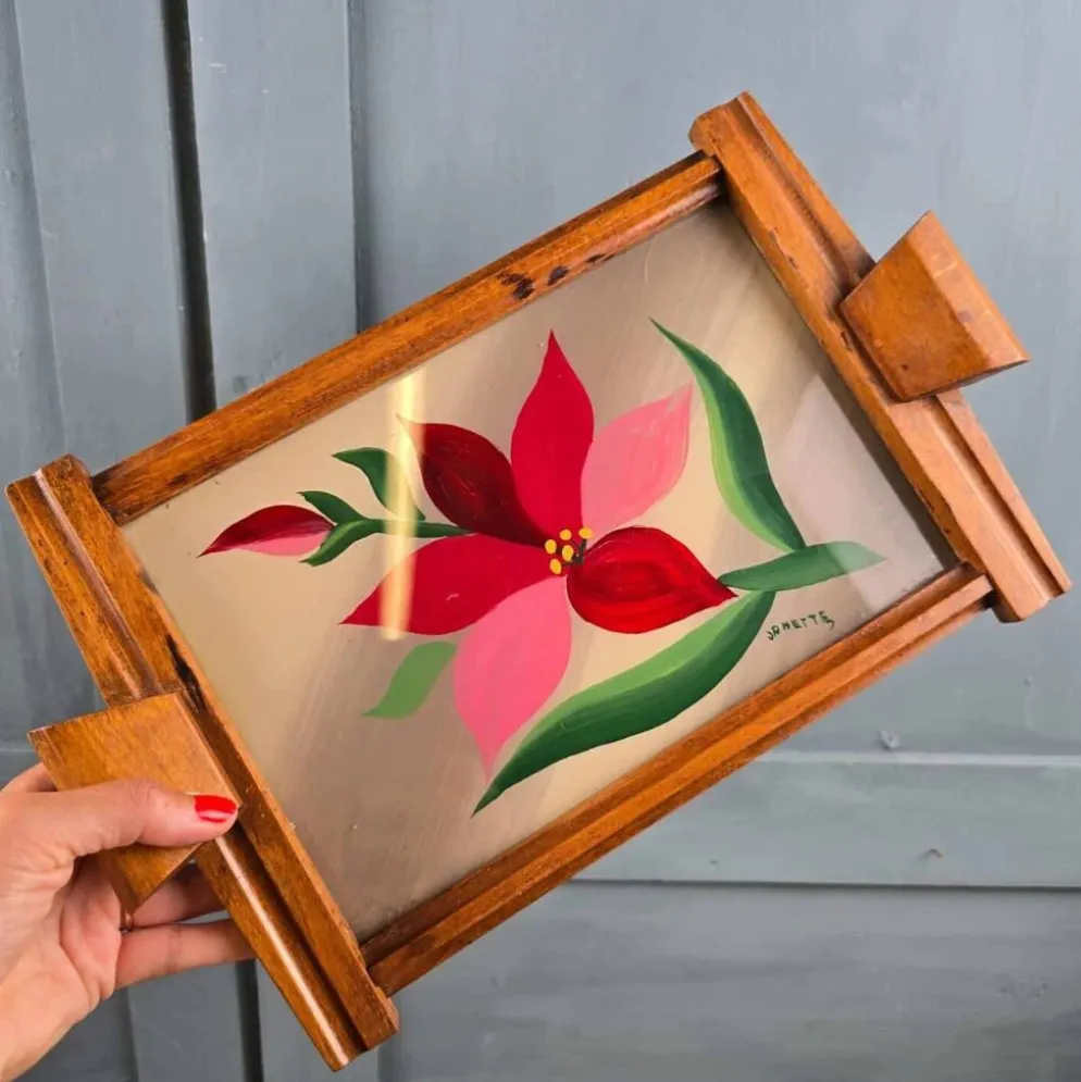 Plateau vintage en bois & verre peint à la main – Fleur stylisée signée Janette