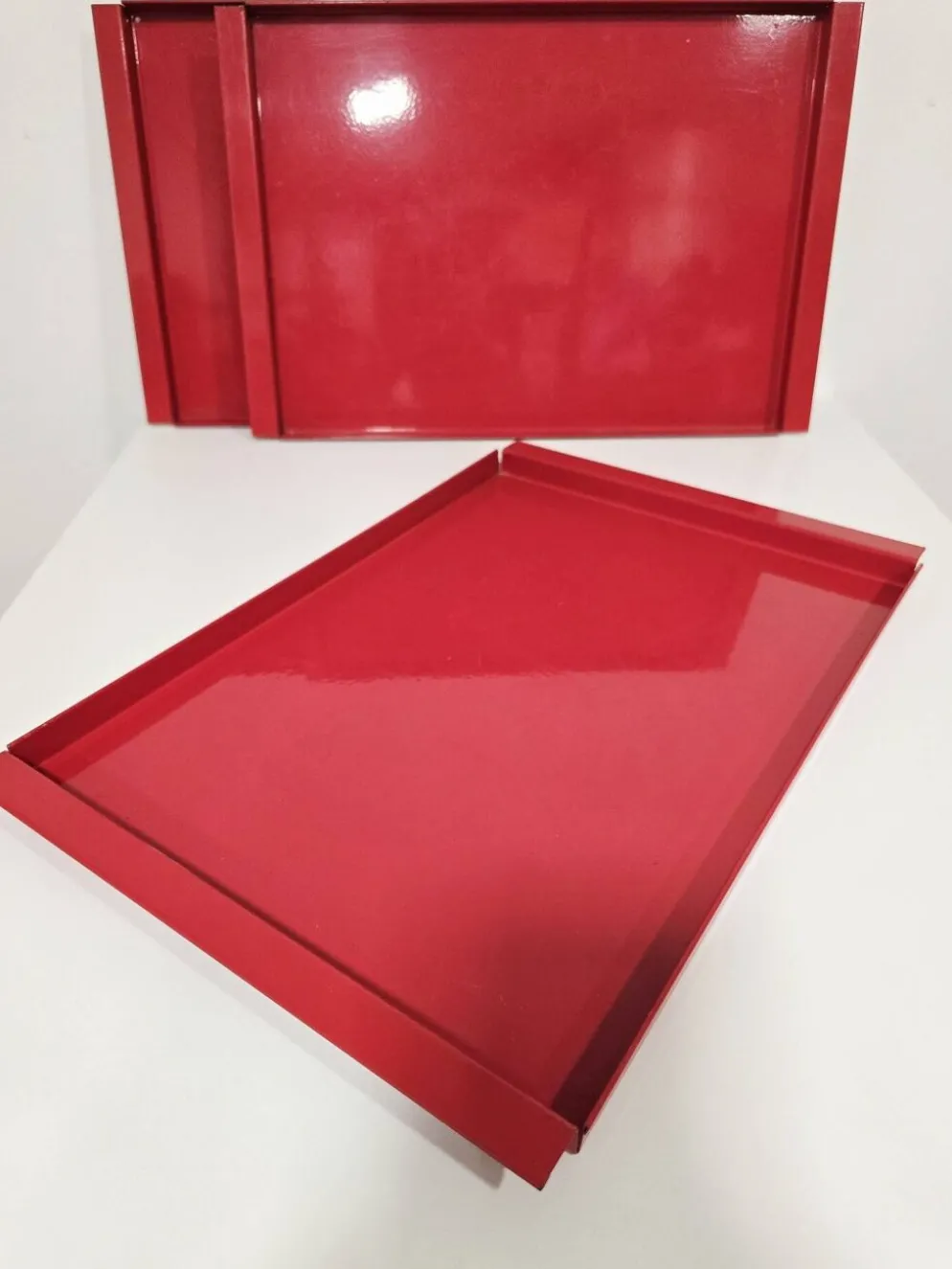 Plateaux en métal rouge vintage italien / Service décoratif moderne du milieu du siècle