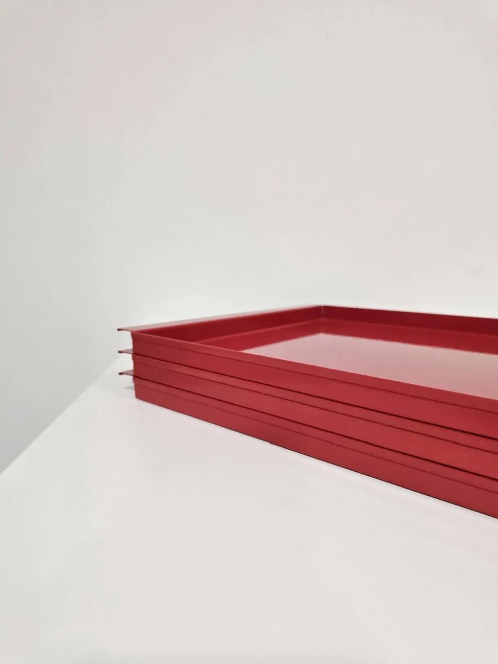 Plateaux en métal rouge vintage italien / Service décoratif moderne du milieu du siècle