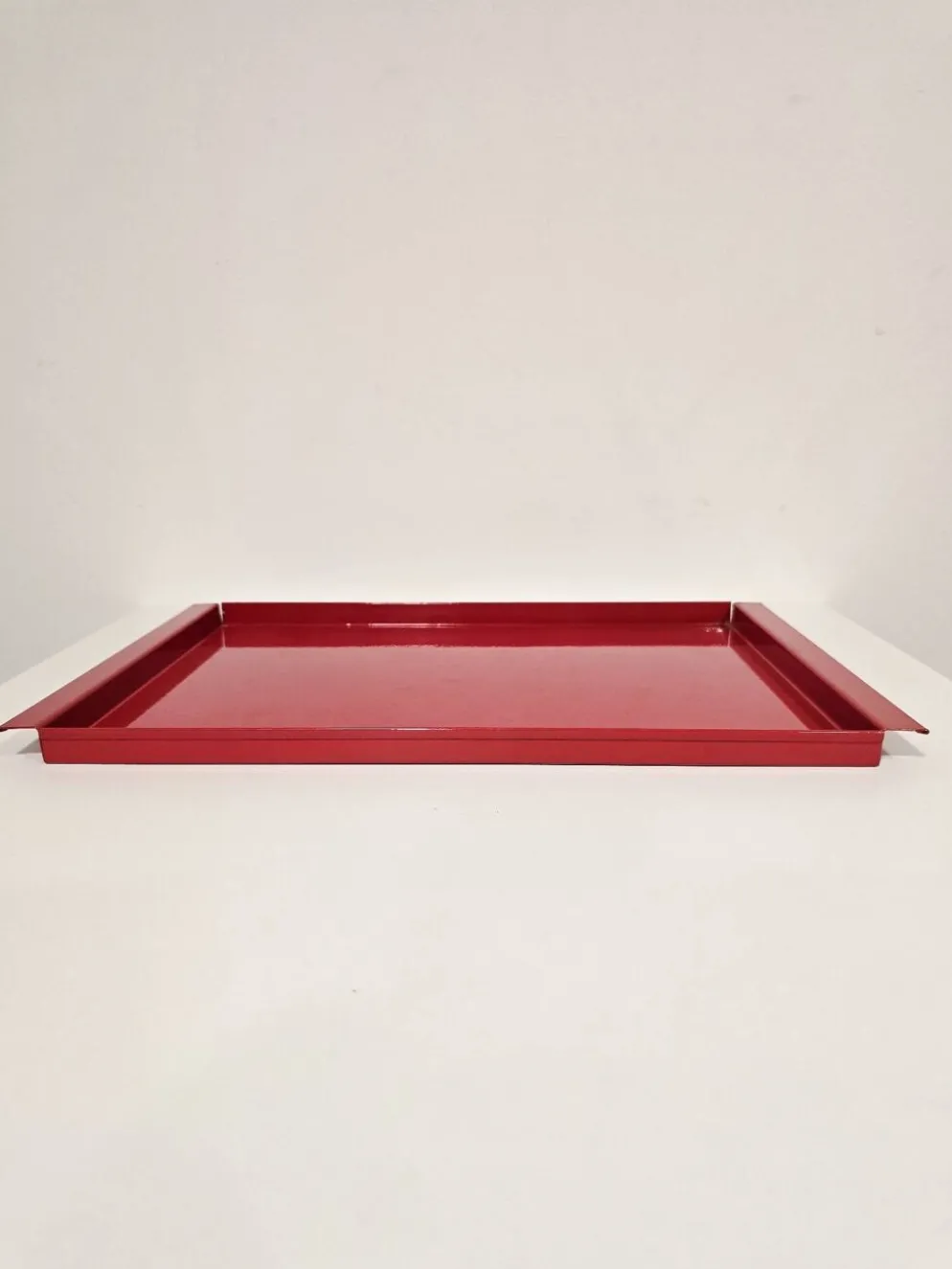 Plateaux en métal rouge vintage italien / Service décoratif moderne du milieu du siècle