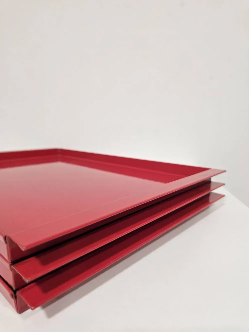 Plateaux en métal rouge vintage italien / Service décoratif moderne du milieu du siècle