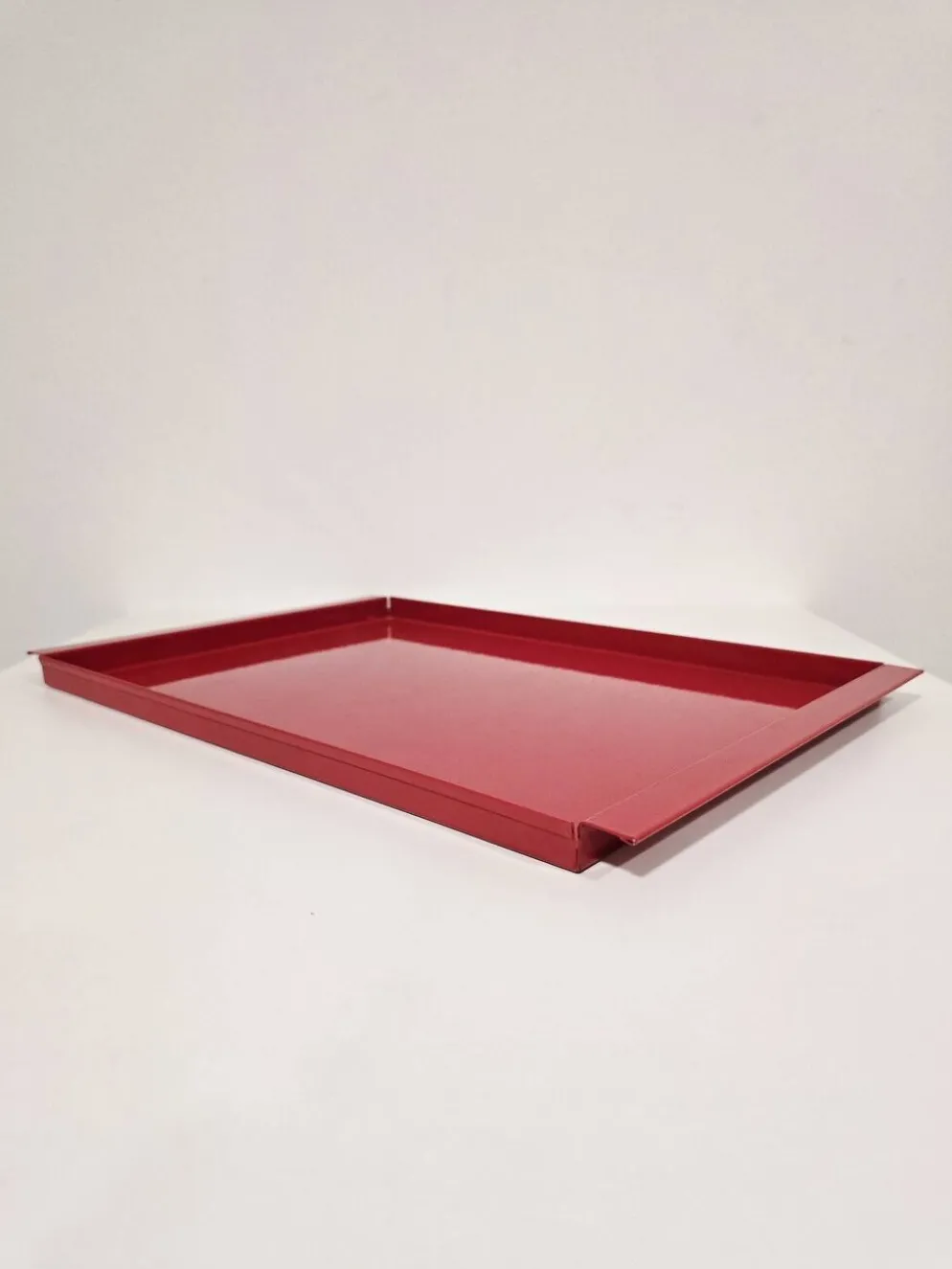 Plateaux en métal rouge vintage italien / Service décoratif moderne du milieu du siècle